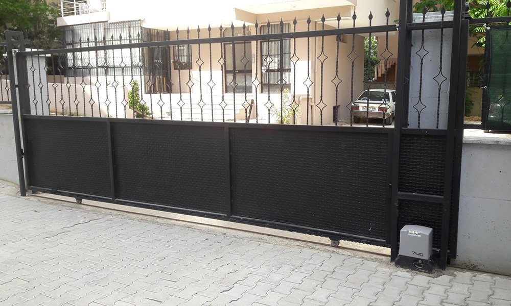 Yana kayar otomatik bahçe kapısı – motorlu ve sensörlü geçiş sistemi