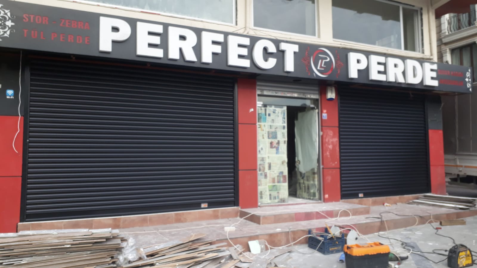 Avcılar mağaza cephesinde uygulanan otomatik kepenk örneği