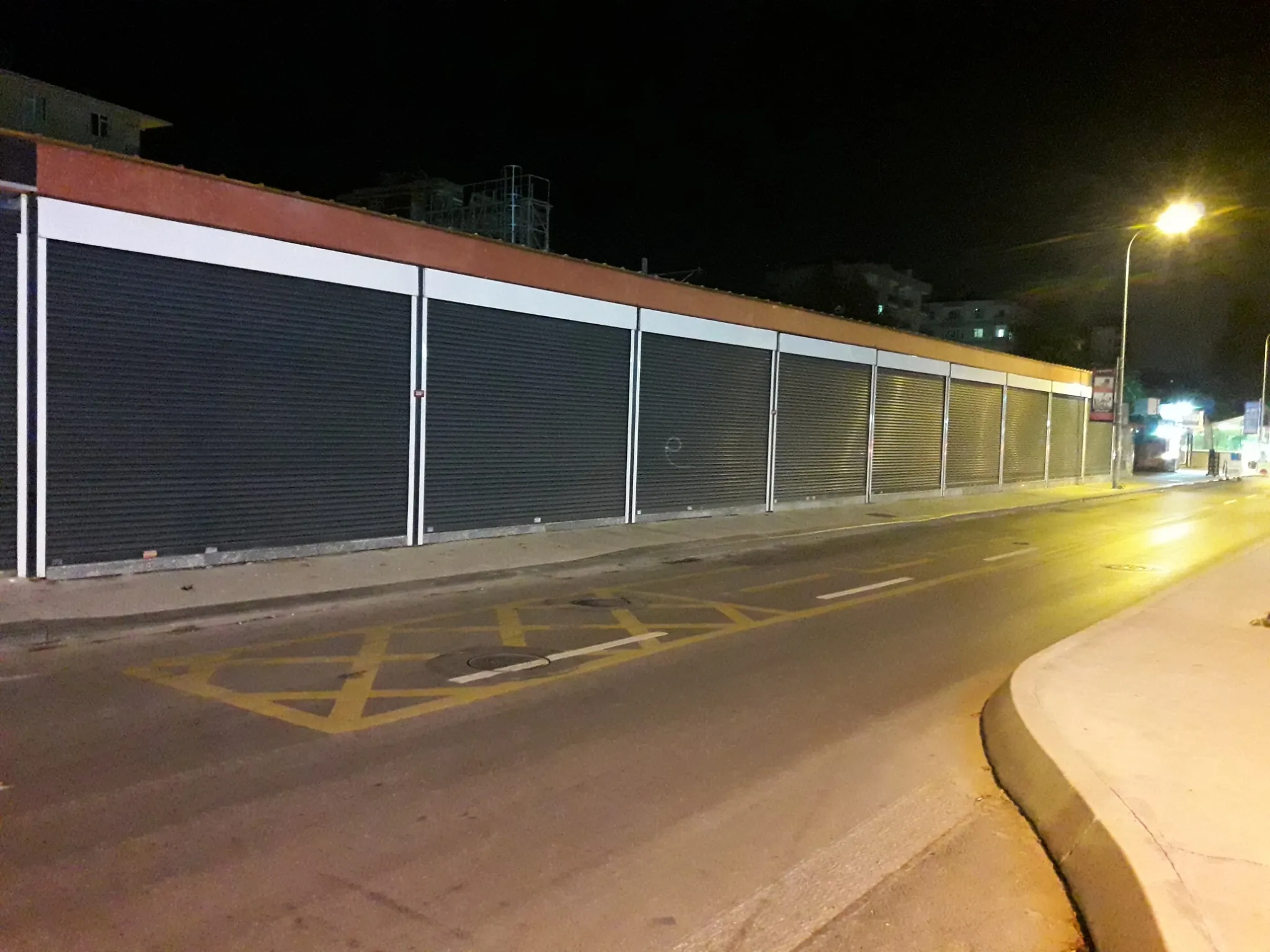 Üsküdar mağaza cephesi alüminyum otomatik kepenk örneği